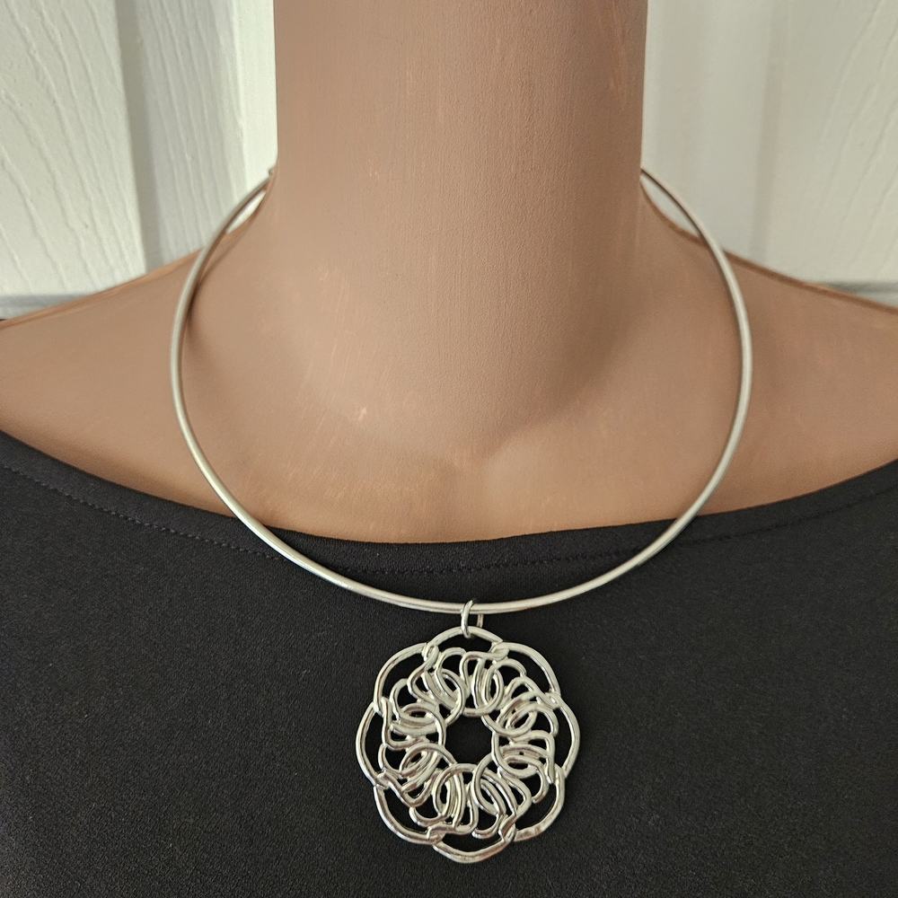 Chic Silver Tone Necklace with Artistic Mandala Flower Pendant